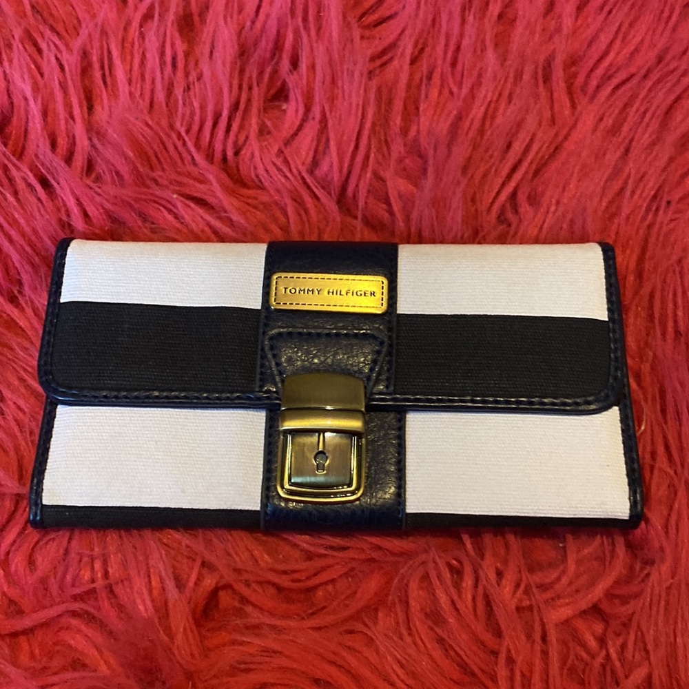 New Tommy Hilfiger Wallet